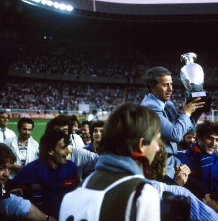 Michel Hidalgo soulève le trophée au Parc des Princes (27 juin 1984)