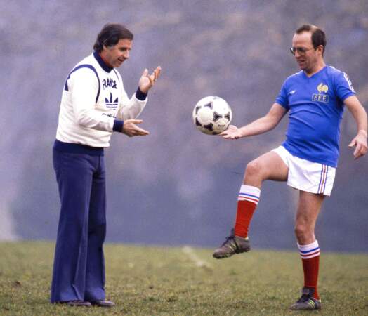 Le sélectionneur et le commentateur (Thierry Roland) inversent les rôles autour d'un ballon (février 1980)