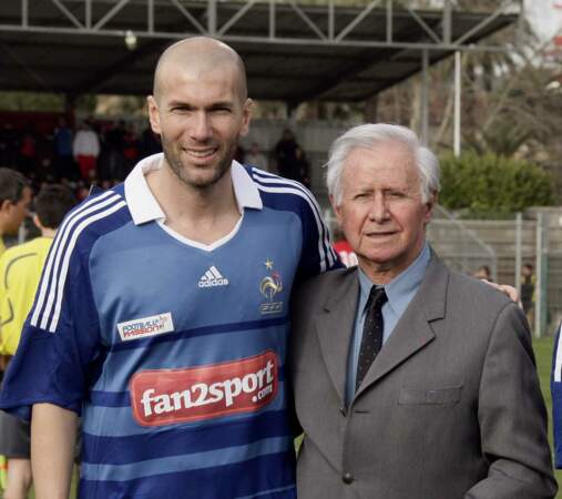 La nouvelle génération n'a pas oublié ce que l'ancien sélectionneur a apporté au football français. Avec Zinedine Zidane en 2010.