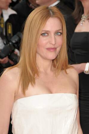 Très élégante en 2008 au festival de Cannes, elle apparait cheveux lisses et vêtue d'une petite robe bustier.