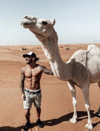 A Dubaï, il en a profité pour poser avec un chameau... Toujours torse nu