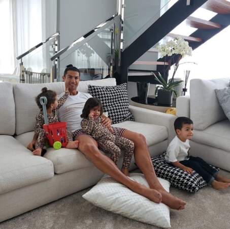 Cristiano Ronaldo, lui, s'occupait de ses trois petits derniers. 