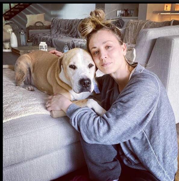 L'actrice Kaley Cuoco adore poser  avec son chien. 