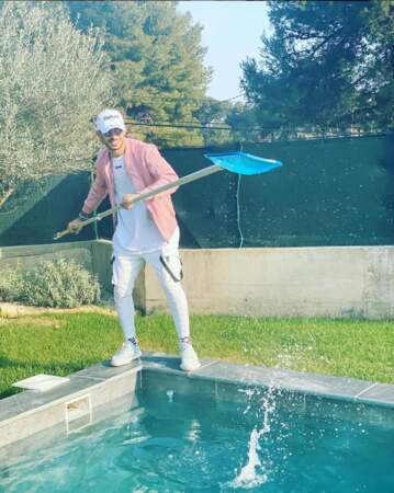 Greg Yega (Les Marseillais) en profite pour nettoyer sa piscine. Idéal avec les beaux jours qui arrivent