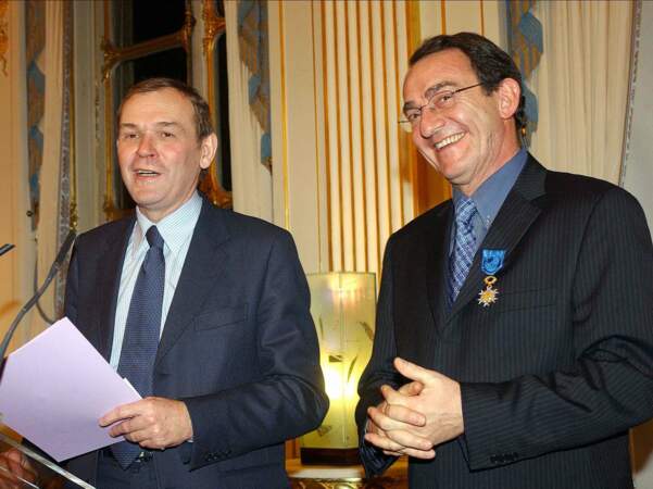 En 2004 il reçoit des mains du ministre de la Culture Jean-Jacques Aillagon les insignes d'officier de l'Ordre national du Mérite