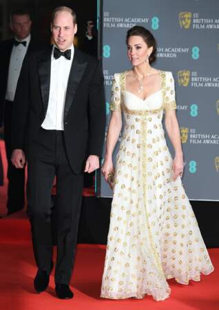 A la cérémonie des BAFTA 2020, la duchesse a recyclé cette magnifique robe blanche et dorée signée Alexander McQueen qu'elle avait déjà porté en 2012 en Malaisie. 