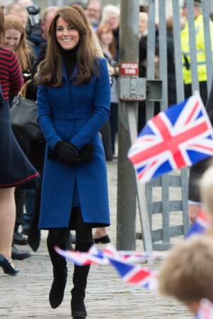 En écosse, Kate s'habille chez un écossais: le styliste Christopher Kane qui lui fournit ce manteau bleu marine lors de la visite de la duchesse à Dundee en octobre 2013.