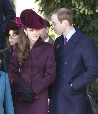 Pour l'office de Noel 2011 à l'église de Sandringham, Kate Middleton porte un manteau pourpre signé Jane Corbett.