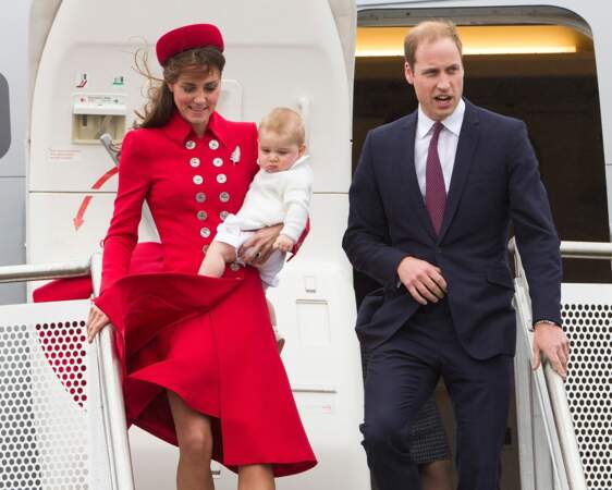 Pour sa venue en Nouvelle-Zélande en 2014, Kate reprend une tenue signée Catherine Walker, la styliste préférée de Lady Diana pour qui elle avait dessiné la plupart de ses robes de soirée.