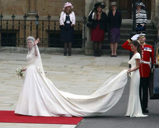 Au printemps 2011 c'est un changement de vie pour la jeune Catherine qui devient duchesse de Cambridge. C'est Sarah Burton, directrice artistique d'Alexander McQueen, qui lui dessine la robe de mariée.