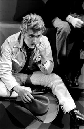 Christophe est un admirateur d'Elvis Presley et, comme cela se voit, de James Dean ! Ici lors d'une émission de télévision en 1966.