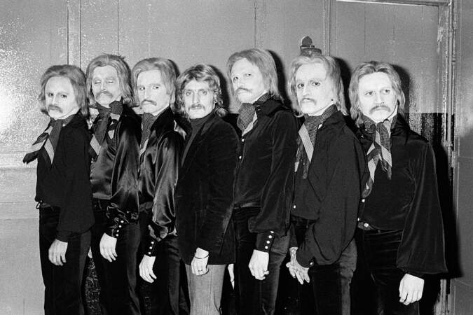Lors d'un spectacle à l'Olympia en 1974 avec plusieurs sosies. La moustache l'a changé mais le reconnaîtriez-vous?