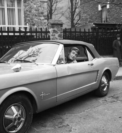 Devenu une vedette, Christophe libère les chevaux-vapeurs dans sa Ford Mustang (1966) !