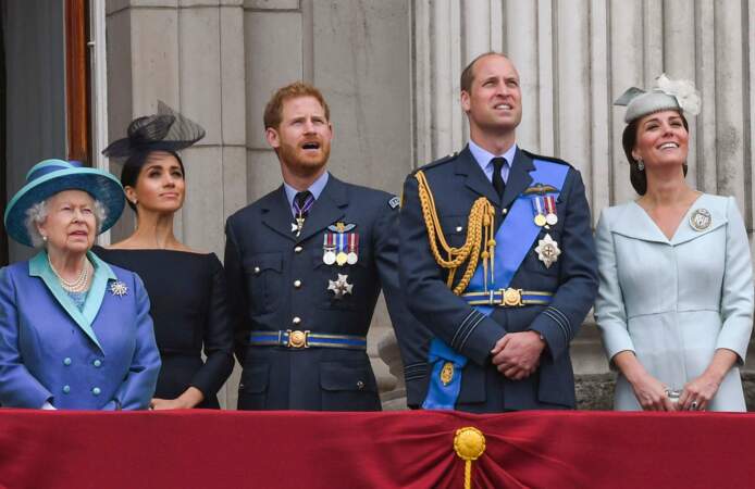 La reine Elizabeth II entourée de ses petits-fils au balcon de Buckingham Palace pour célébrer le 100ème anniversaire de la Royal Air Force (juillet 2018)