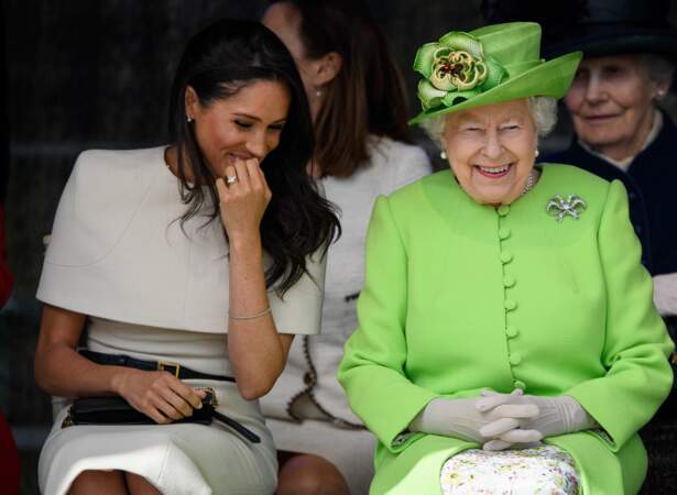 La reine Elizabeth II et la duchesse de Sussex, joyeuses et complices lors d'une visite à Cheshire en juin 2018 