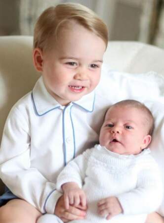Son grand frère George n'est pas peu fier de poser avec sa soeur, alors âgée d'un mois ! Une photo pleine de tendresse prise par leur maman, la duchesse de Cambridge