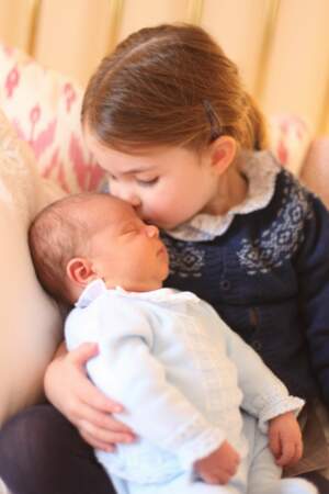 Kate ne se lasse pas de photographier ses enfants et nous offre ce portrait très touchant de Charlotte avec son frère