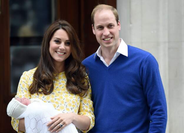 La princesse Charlotte est née le 2 mai 2015 au St. Mary's Hospital de Paddington à Londres ! On l'a voit ici avec ses parents Kate et William à la sortie de la maternité