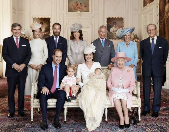 Photo officielle ! Charlotte prend la pose avec ses parents, son frère, son arrière-grand mère la reine Elizabeth II, son mari le prince Philip, son grand-père le prince Charles et son épouse Camilla, ainsi que la famille Middleton