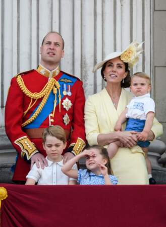 Trooping the Colour 2019 : cette fois, Louis rejoint sa famille au balcon de Buckingham Palace pour regarder le défilé aérien de la Royal Air Force... mais pour le moment cela ne le captive pas encore !
