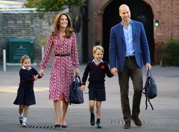 Port de l'uniforme obligatoire ! Le 5 septembre, Charlotte fait sa première rentrée avec son frère George à la Thomas's Battersea School de Londres