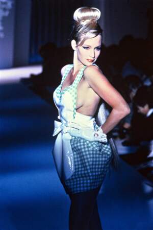 Modèle pour Guerlain et L'Oréal, elle brille par la suite sur les catwalks des plus grands couturiers.