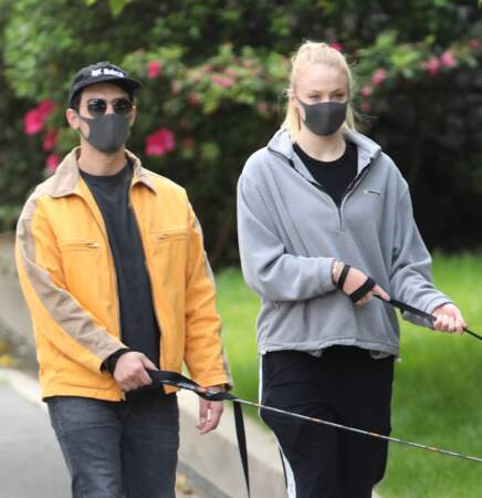 Joe Jonas et Sophie Turner, masqués pour promener leurs chiens dans le très chic quartier d'Encino, à Los Angeles