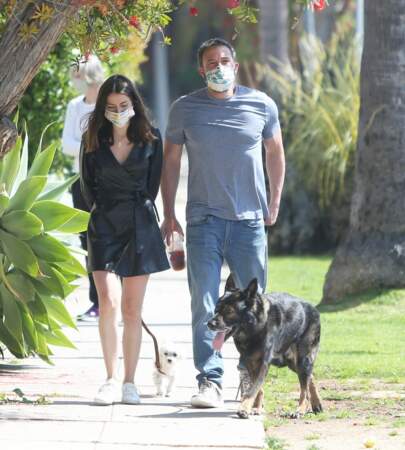 Ben Affleck et sa chérie, Ana de Armas, promenant leurs chiens sous le soleil californien