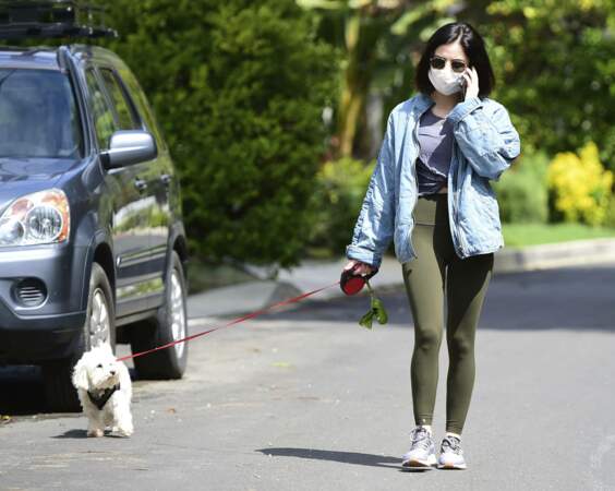 Lucy Hale promène son chien dans les rues de Los Angeles