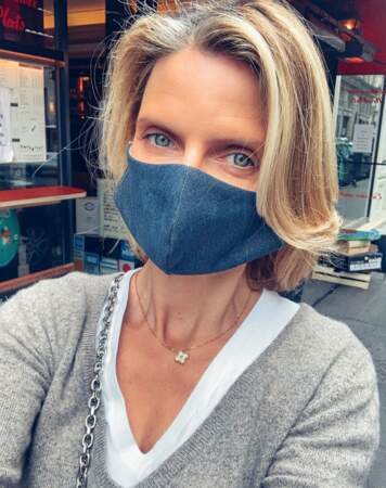 Sylvie Tellier a choisi un masque assorti à ses jolis yeux