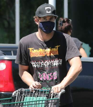 Le masque de Brody Jenner ne dépareille pas avec son look heavy metal 