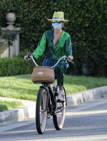Laeticia Hallyday soigne son apparence, même avec un masque et en vélo