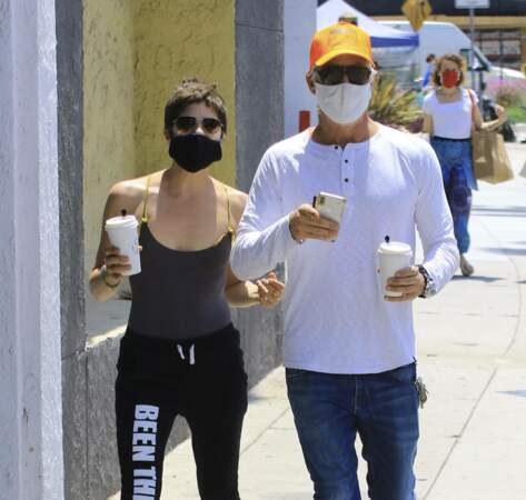 On se demande comment Selma Blair et Ron Carlson vont boire leur café avec leurs masques…