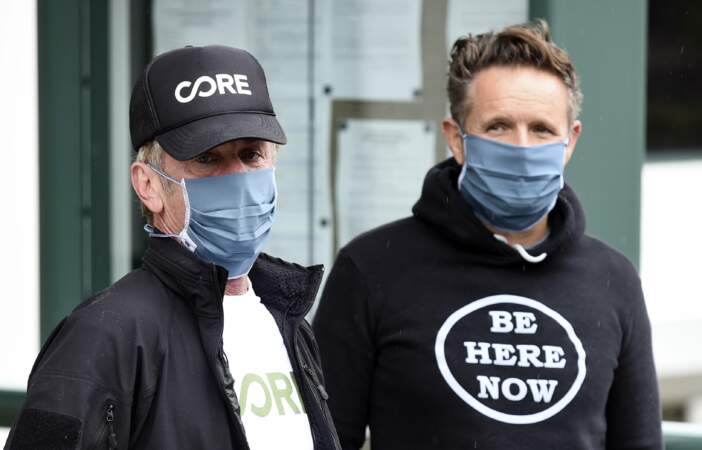 Sean Penn arbore masque et casquette pour visiter un centre de dépistage du coronavirus qu'il a monté avec CORE, son ONG