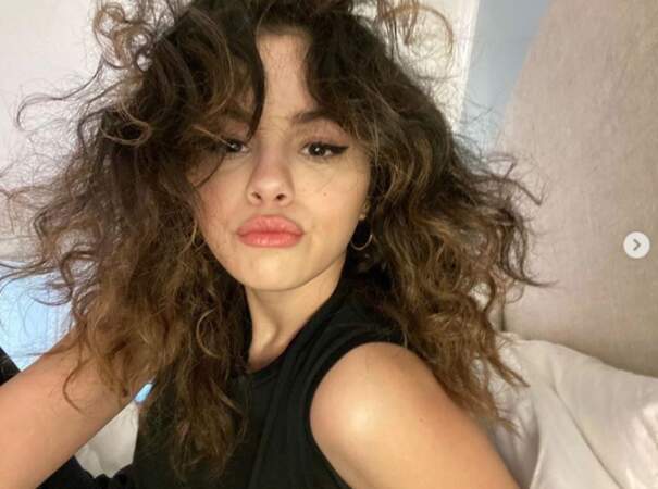 Point coiffure : on adore les cheveux ondulés de Selena Gomez. 