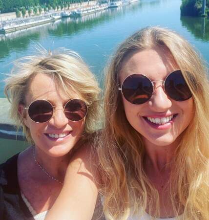 Tandis que Sophie Davant et sa fille Valentine faisaient un selfie au soleil ! 