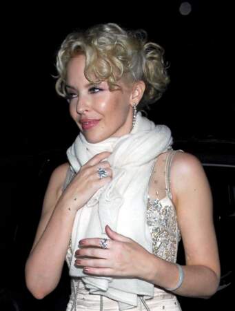 Changeant souvent de style, de coiffure et maquillage, Kylie Minogue est parfois moins reconnaissable (Londres, 2007)