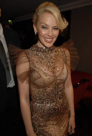 Après une année de repos, Kylie Minogue revient dans l'actualité en apportant un soin particulier à son apparence physique (Londres, 2007)