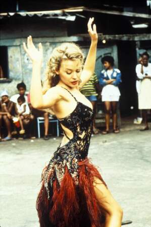 Kylie Minogue, libre et gracieuse lors du tournage de son clip "Celebration" au Brésil (1992)