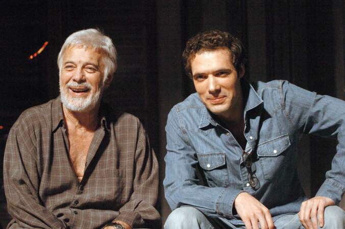 Filage de la pièce"Sortie de Scène" aux côtés de son fils Nicolas Bedos(2005) 