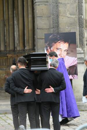 Le cercueil de Guy Bedos entre dans l'église