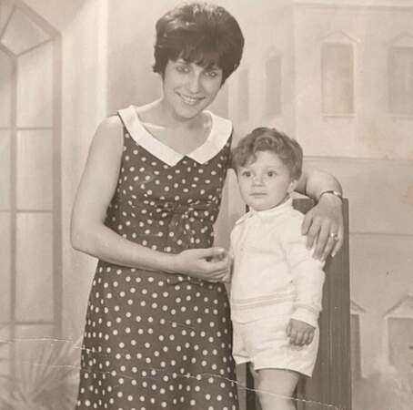 Arthur en culottes courtes pour une adorable photo souvenir aux côtés de sa maman