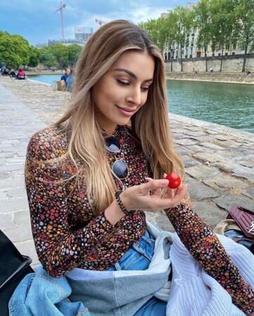 Candice Pascal mangeait des tomates cerises sur les quais de Paris.