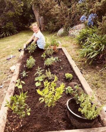 Mélanie Thierry a fait du jardinage et elle n'a pas chômé. 
