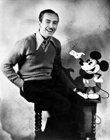 Deux ans plus tard, Walt Disney l'affuble de ses célèbres gants blancs et de chaussures rondes