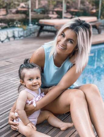 Carla Moreau profite du soleil et de la piscine avec sa fille Ruby