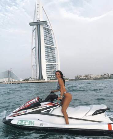 Fidji s'éclate à Dubaï en faisant du Jet ski 