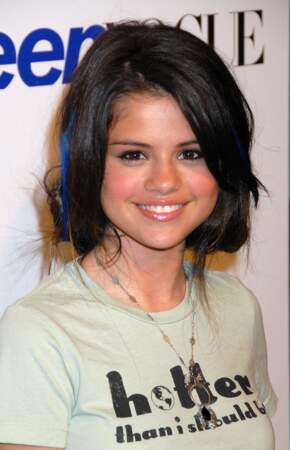 Niveau capillaire, il y a aussi eu du changement. Plus jeune, Selena Gomez aimait beaucoup les mèches colorées.