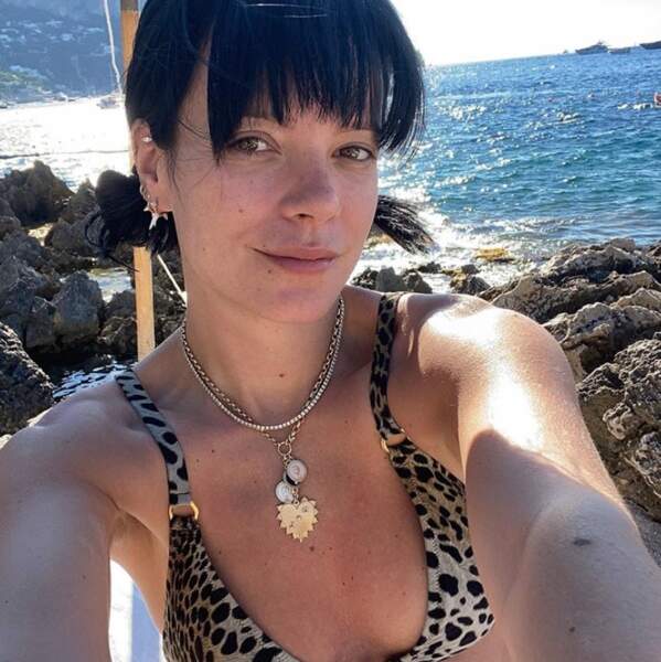Lily Allen profite de ses vacances seule à Capri. 