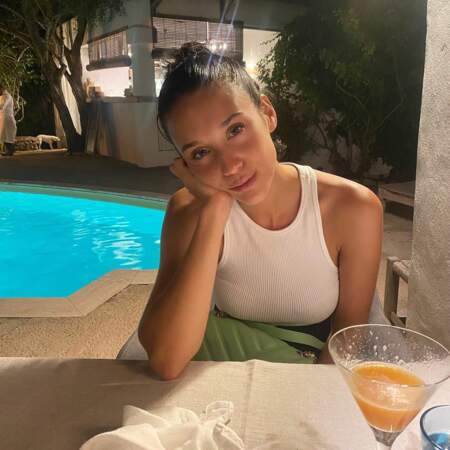 Si Maria Pedraza apprécie les soirées d'été au bord d'une piscine, elle n'a qu'une hâte... Se rendre à la plage !